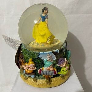 Disney Snow White and The Seven Dwarfs snow globe music box